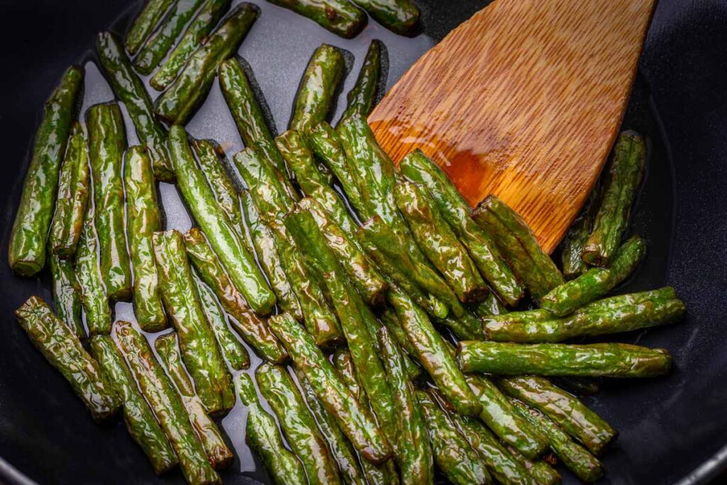 deep frying green beans in oil