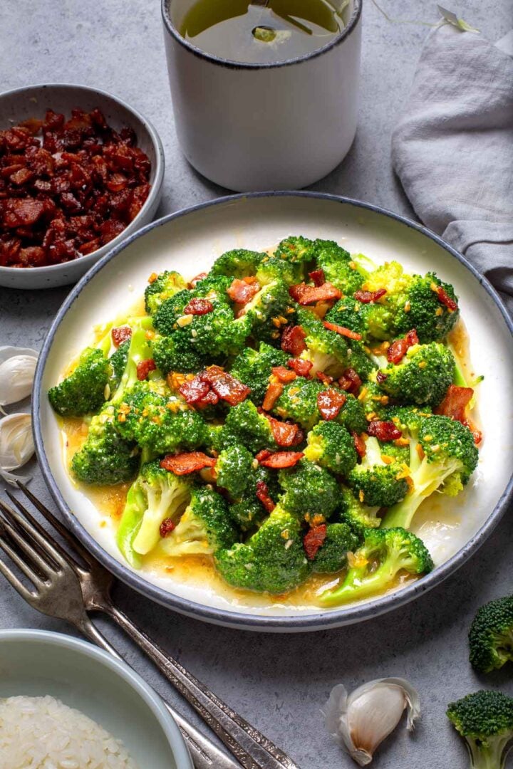 Broccoli With Garlic Sauce & Bacon - Cooking With Lei