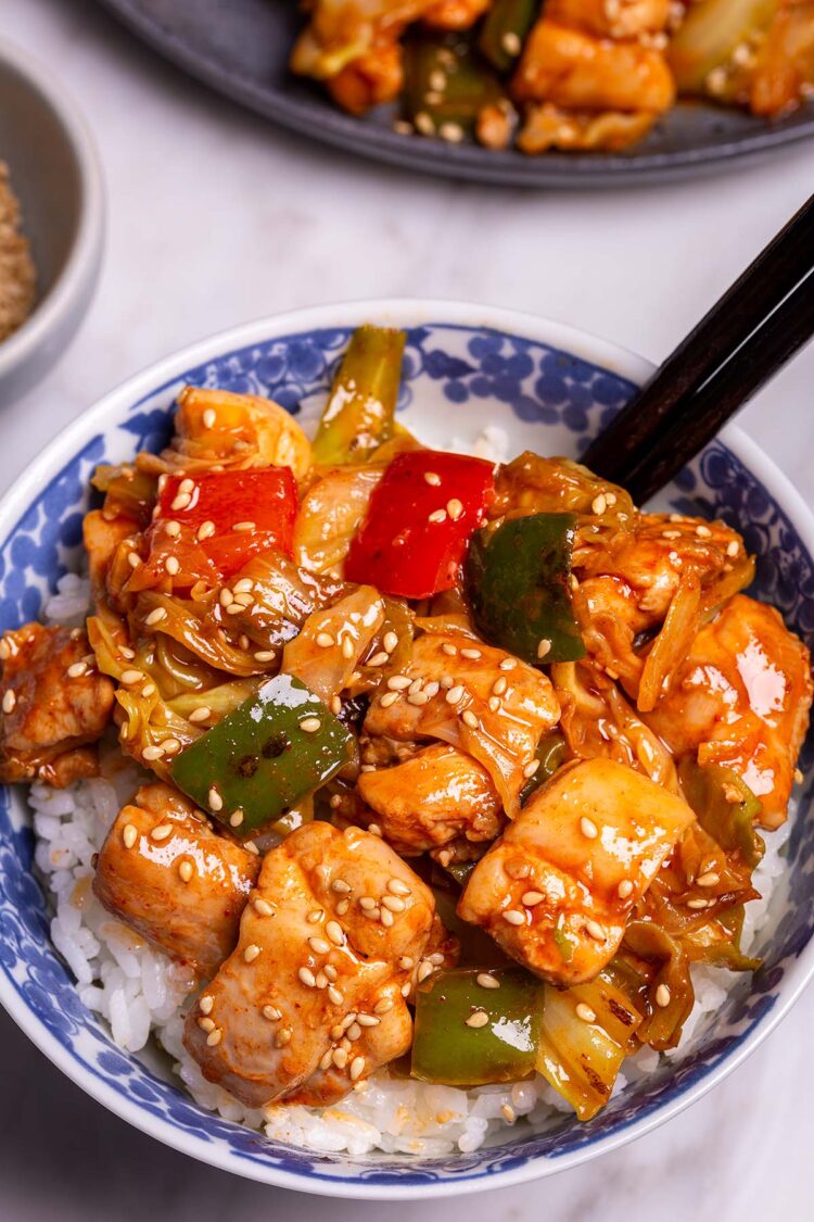 sizzling chicken with gochujang, sizzling chicken, gochujang chicken, gochujang chicken thigh, chicken gochujang recipe, chicken gojuchang, gojuchang chicken, gojuchang chicken recipe, korean style chicken thighs, korean chicken thigh