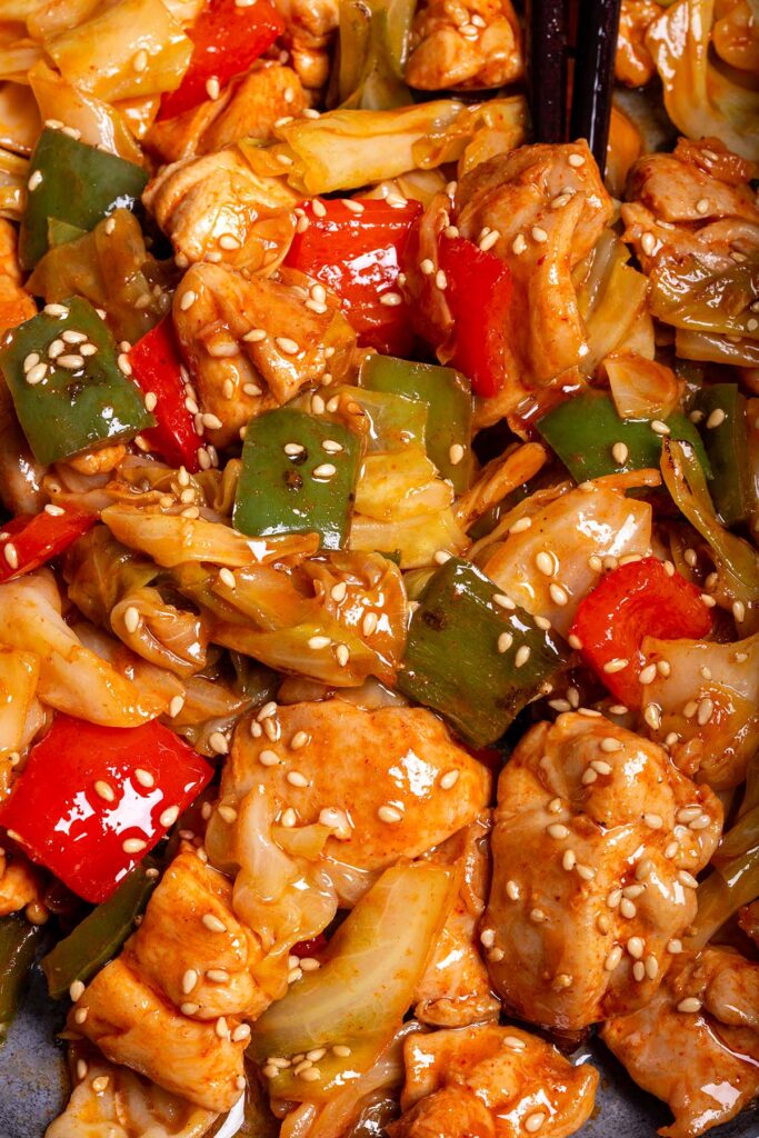 sizzling chicken with gochujang, sizzling chicken, gochujang chicken, gochujang chicken thigh, chicken gochujang recipe, chicken gojuchang, gojuchang chicken, gojuchang chicken recipe, korean style chicken thighs, korean chicken thigh