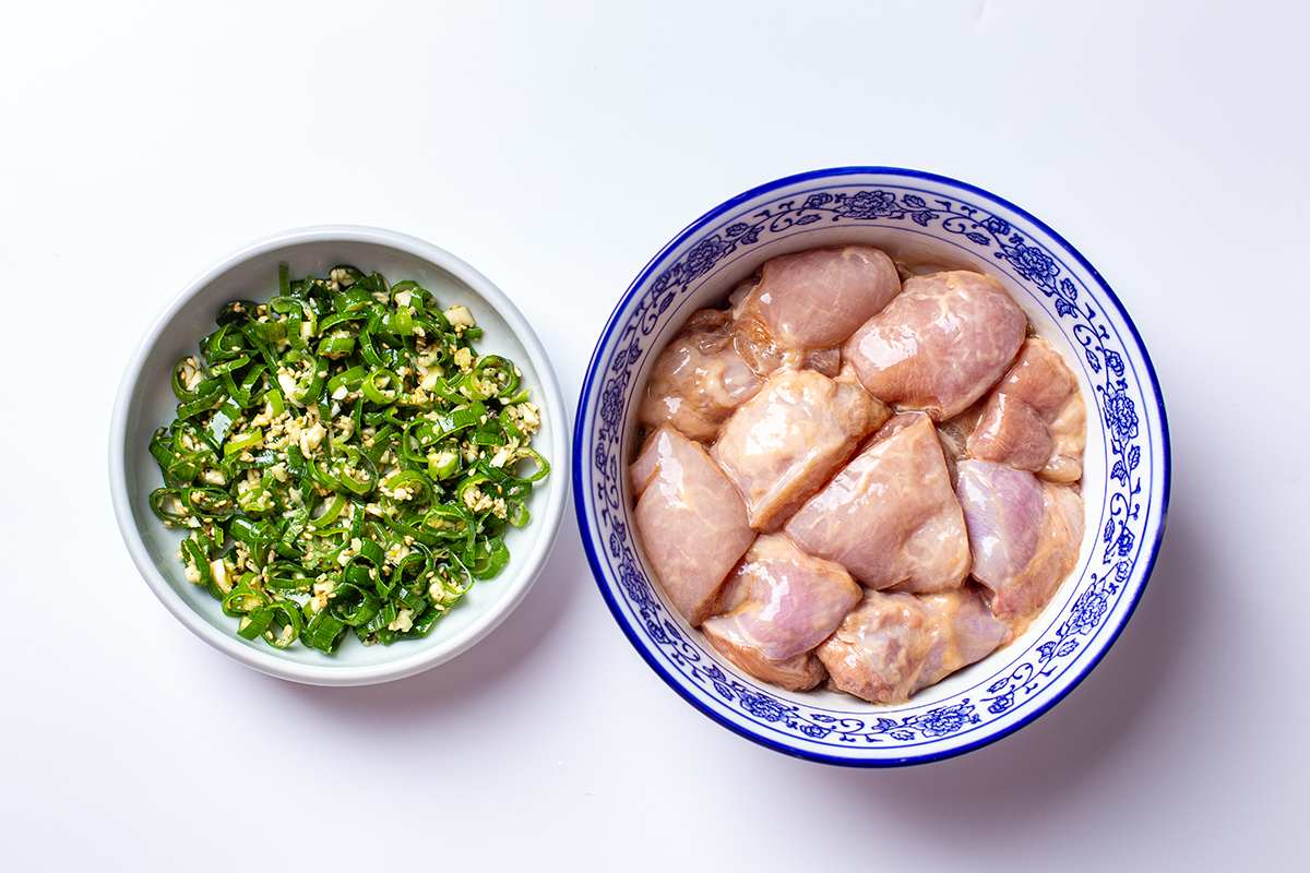 chicken chinese dishes recipe, easy chinese chicken dish, pan fried chicken thighs, pan seared chicken thighs, pan cook chicken thighs, ginger scallion